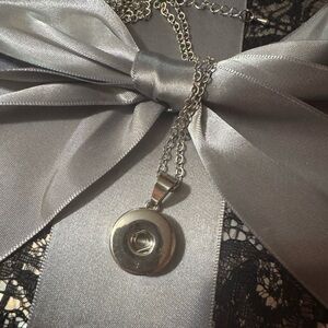 NWOT chic SNAP STYLE  Silver Circle Pendant Necklace MARINES